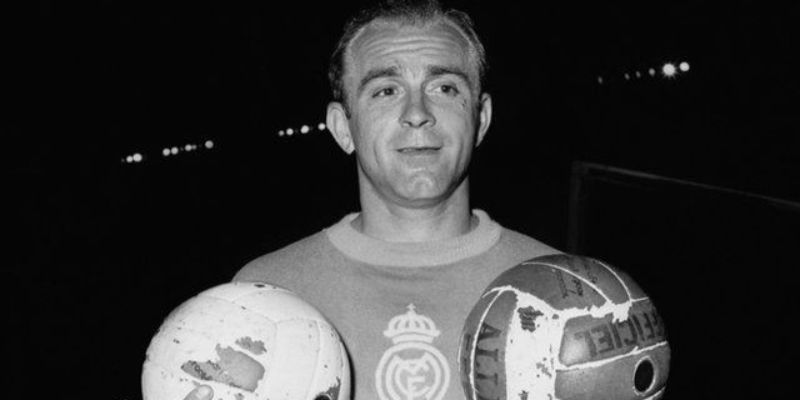 Alfredo Di Stefano giữ vị trí thứ 6 trong top 10 cầu thủ vĩ đại nhất